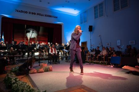 Deklica s piščalko-36